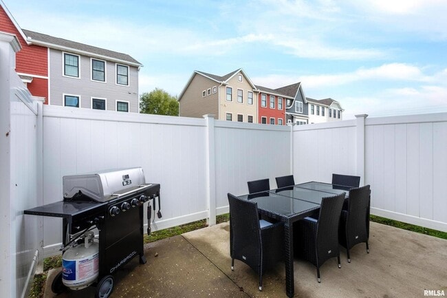 Building Photo - 4833 Lauren Ln