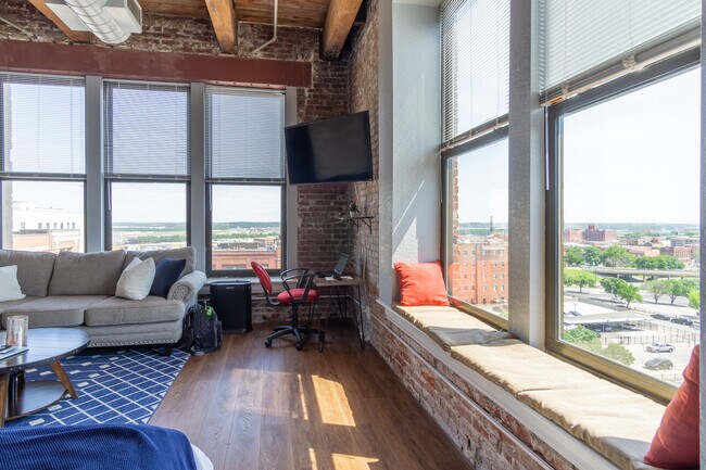 Building Photo - 308 W 8th St