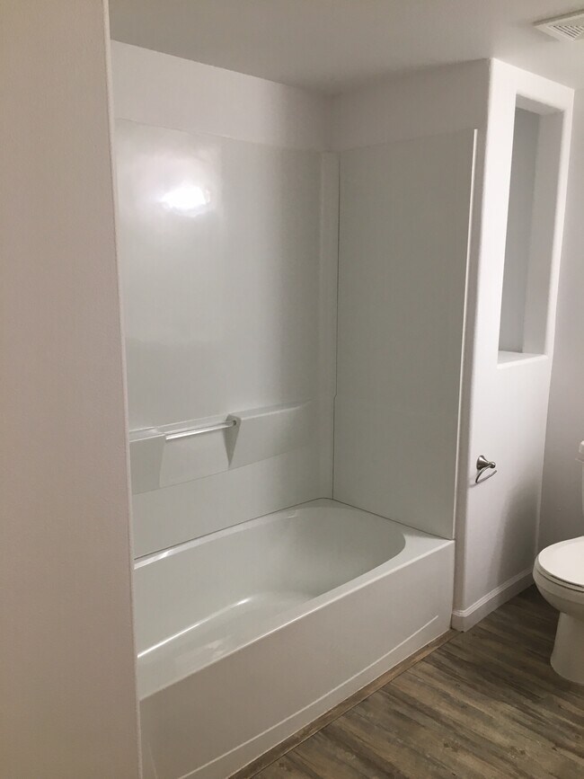 Bathtub, shower - 10 Gentry Way