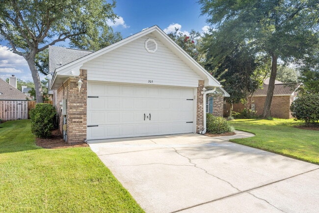 Building Photo - 305 Parkwood Pl