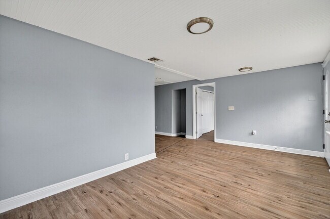 Building Photo - Location, Location, location! Large 3 Bedroom, 2 Bathroom Home for rent. This home has recently b...