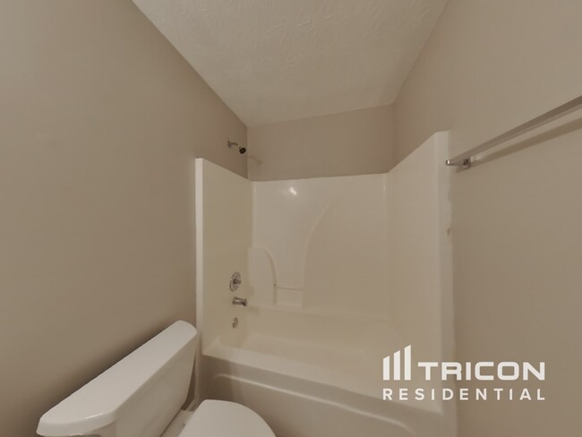 Building Photo - 1512 Riverglen Dr
