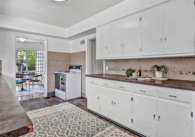 Building Photo - 1 BedRoom, 1 Shared Bath, Common Area Shar...