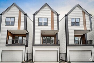 Building Photo - 905 Woodcrest Dr
