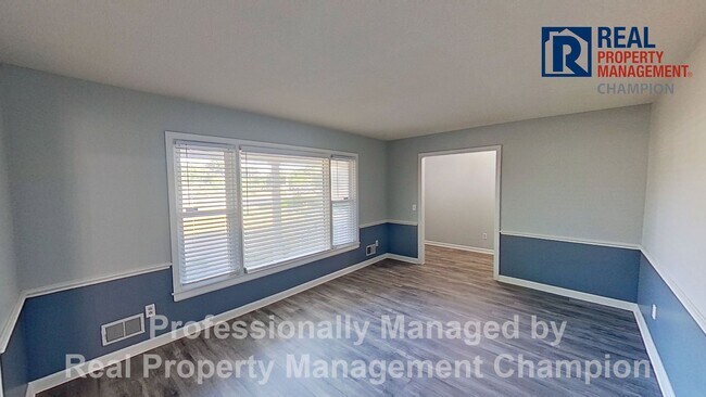 Building Photo - Updated 3 BD/2BA Home on Spacious Corner Lot