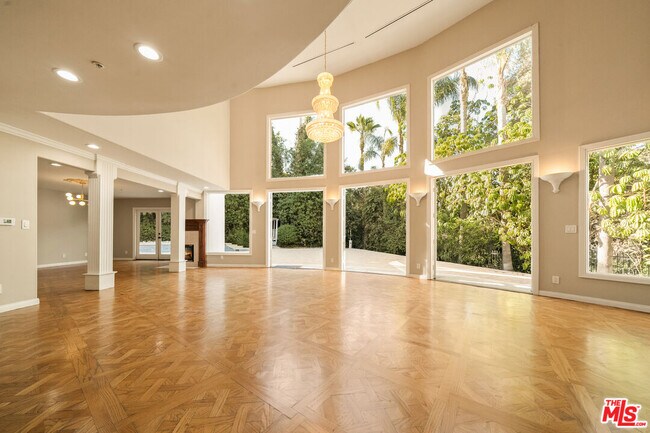 Building Photo - 1109 Pine Dr