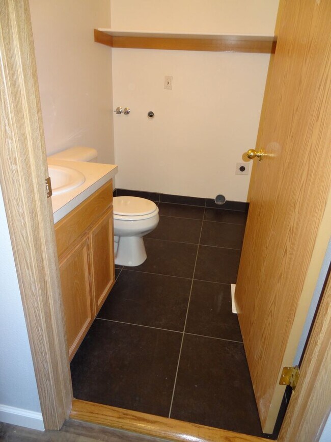 Building Photo - Sulbri04-102/104/106 Rice LN