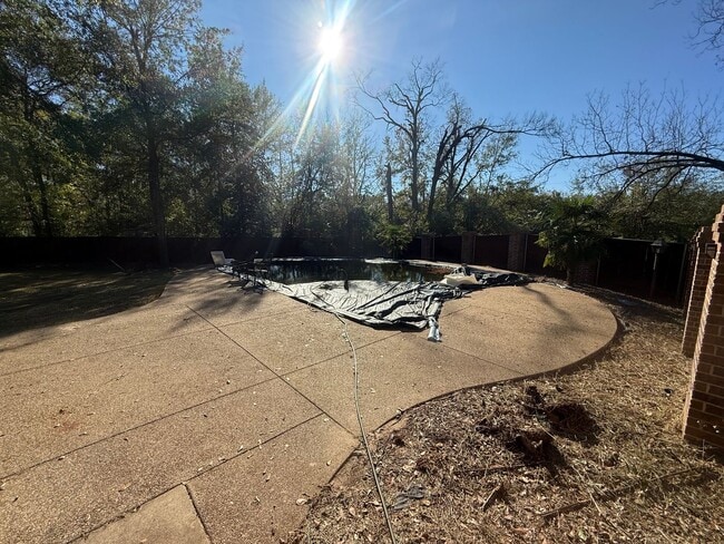 Building Photo - 2008 Longview Dr