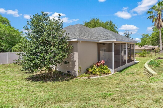 Building Photo - 3/2 w/ home office and 2 car garage