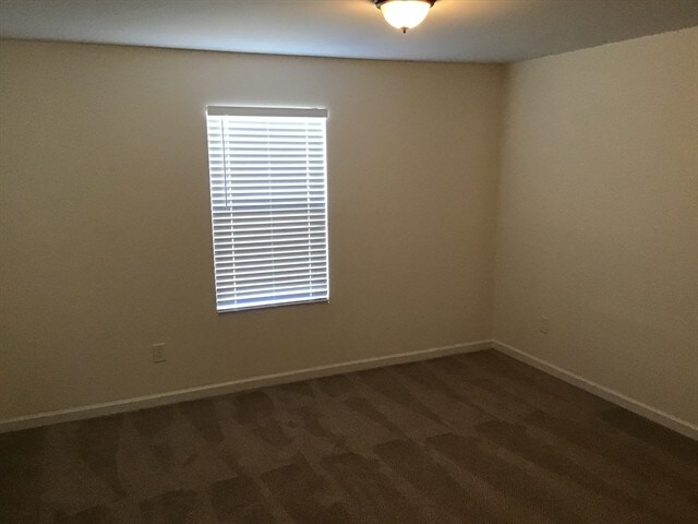 Building Photo - 708 White Oak Dr