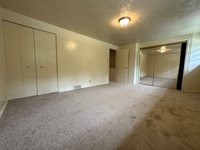 Building Photo - Enticing 2BR Townhouse with Central A/C an...