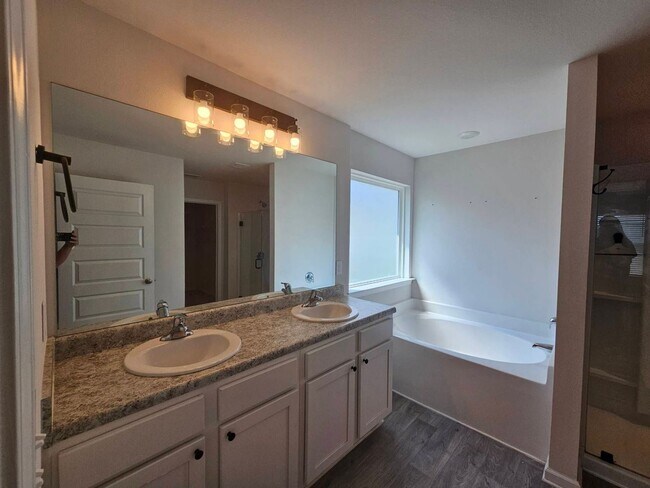 Building Photo - Modern 4Bed/2Ba Home, Centrally Located & Convenient to Everything! *1/2 OFF 1st Month's Rent!* &...