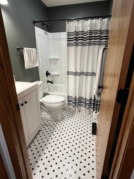 Building Photo - 1909 Holiday Rd