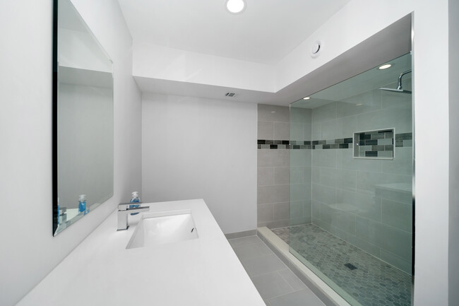 Master bath - 505 Brackenwood Pl