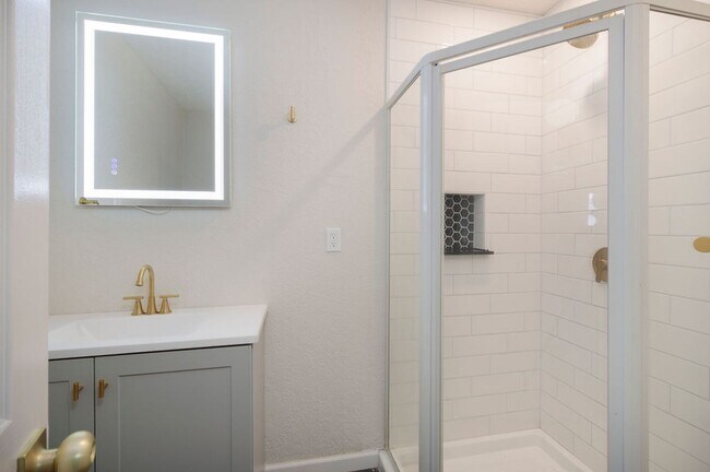 Building Photo - 1809 NW Lincoln Ave