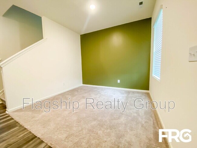 Building Photo - 300 Kenison Way