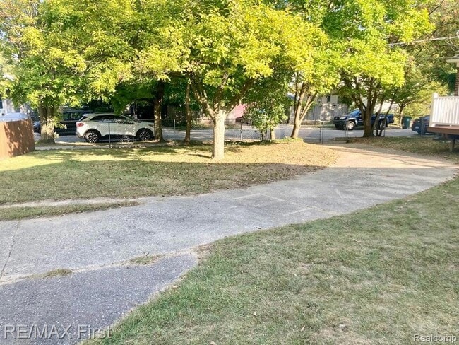 Building Photo - 421 E Farnum Ave