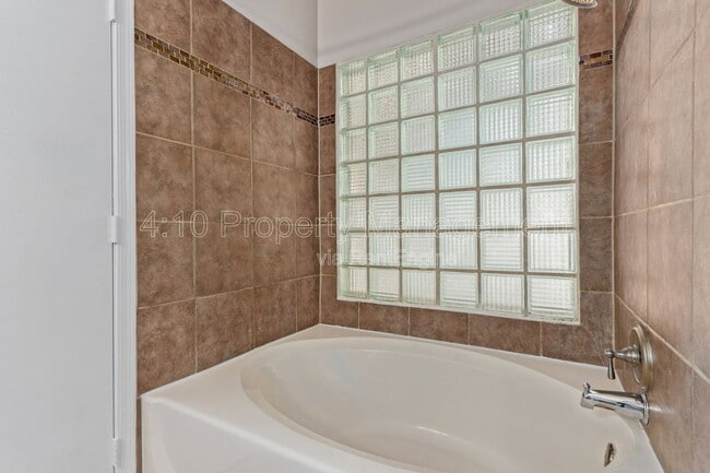Building Photo - 2381 W Redwood Dr