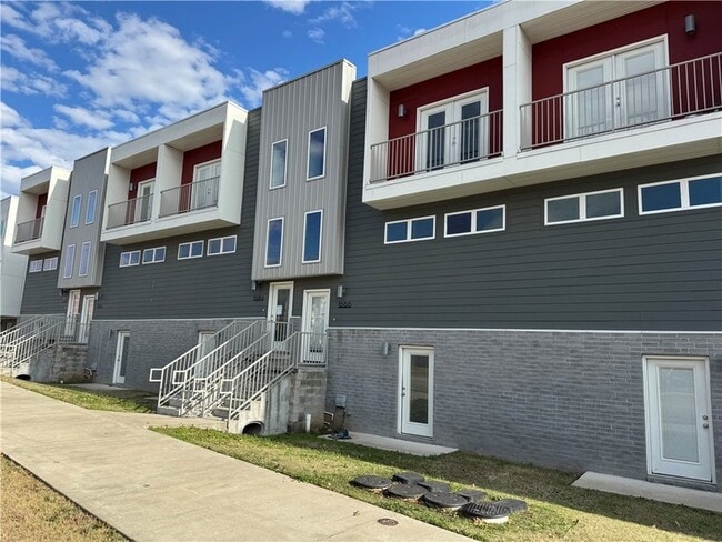 Primary Photo - 1512 S Razorback Rd