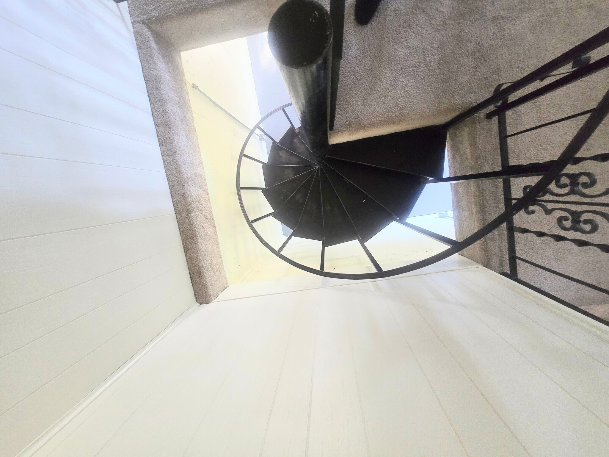 Spiral Staircase - 3405 S Oxford Ave