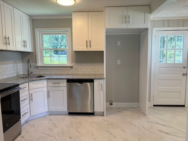 Building Photo - 2 Bedroom, 1 Bathroom House in Greensboro!