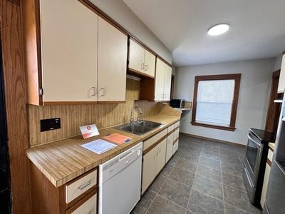 Building Photo - 2551 Eastern Ave SE