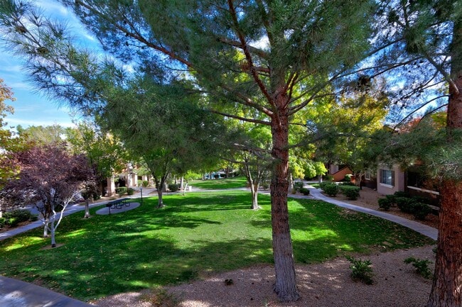 Building Photo - FANTASTIC HIGHLY UPGRADED UNIT FACING THE PARK AND POOL.