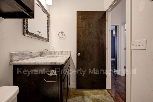 Building Photo - 727 NE 5th St