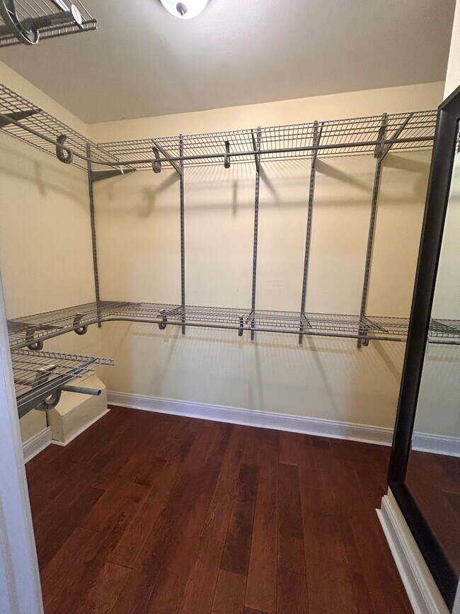 Building Photo - 879 Grove Ave