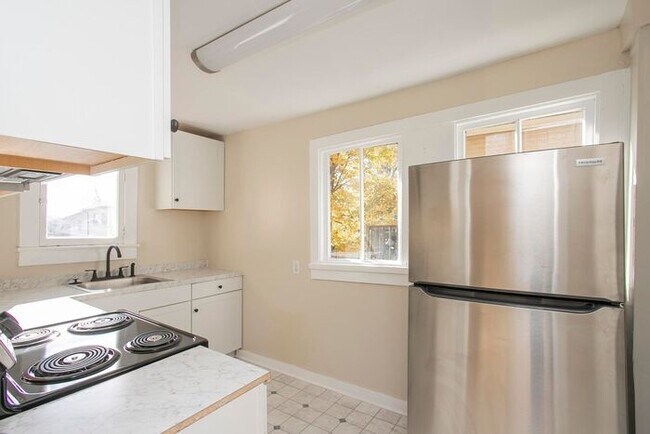Building Photo - LOCATION! 1/1 Bed Bath Downtown!