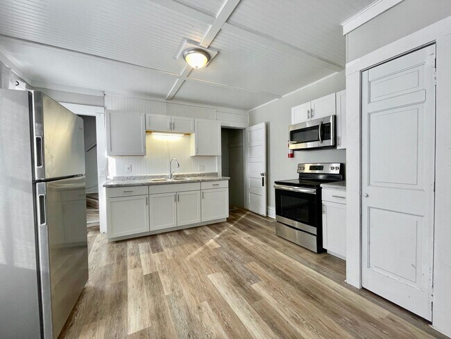 Building Photo - Grand 836/838