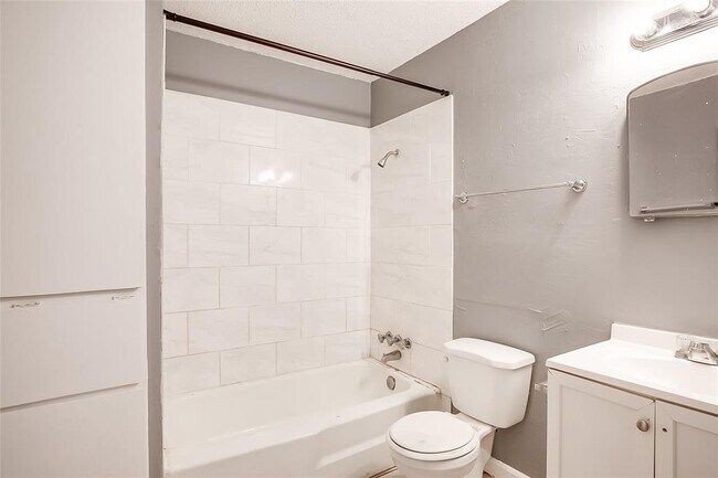 Building Photo - 2215 Mission Hill Dr