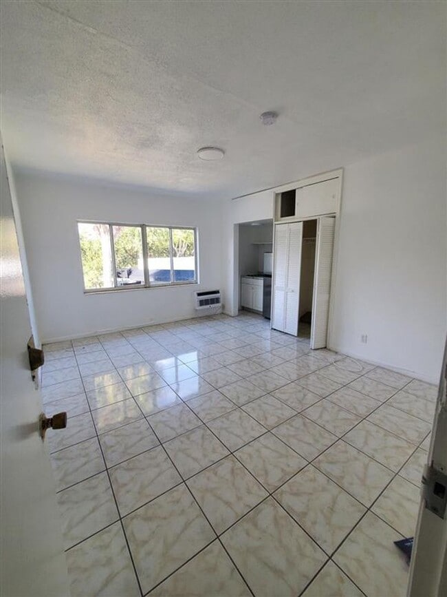 Building Photo - 965-975-975 Biarritz Dr