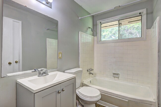 Building Photo - 2475 Groveland Cir N