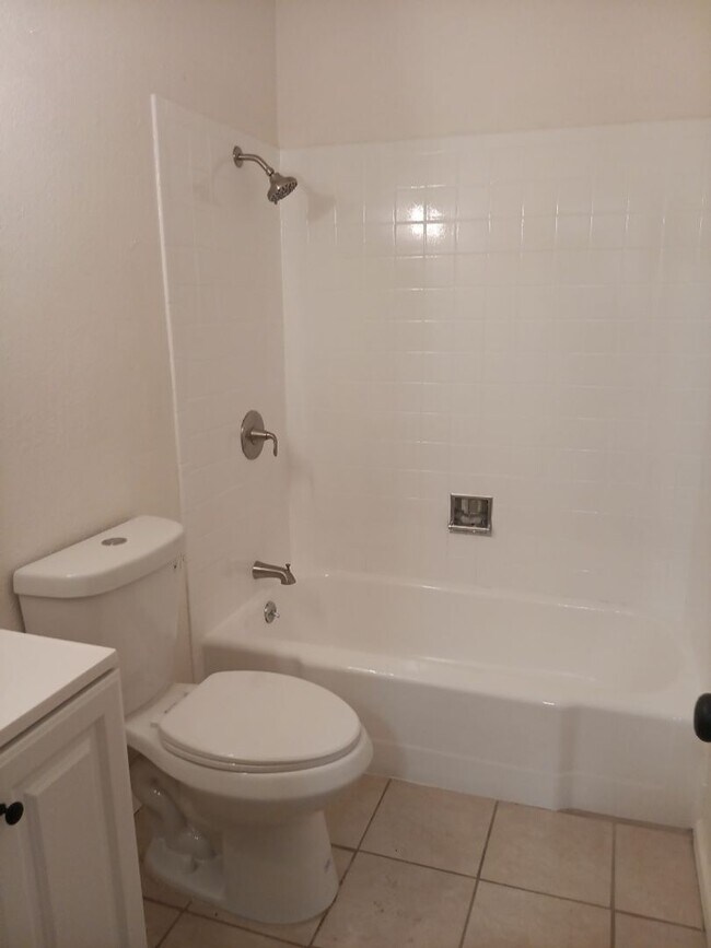 Building Photo - Charming 2-bedroom, 1-bathroom! Showings available!