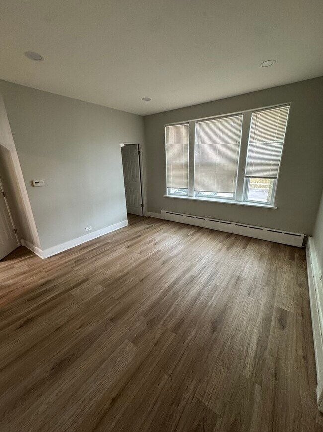 Building Photo - 4404 N Melvina Ave