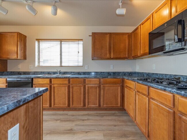 Building Photo - 3 Bedroom 2 Bathroom with Den