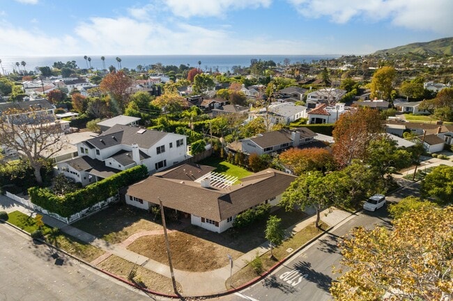 Building Photo - 549 El Medio Ave