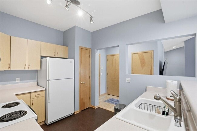 Building Photo - 1140 E Dayton St