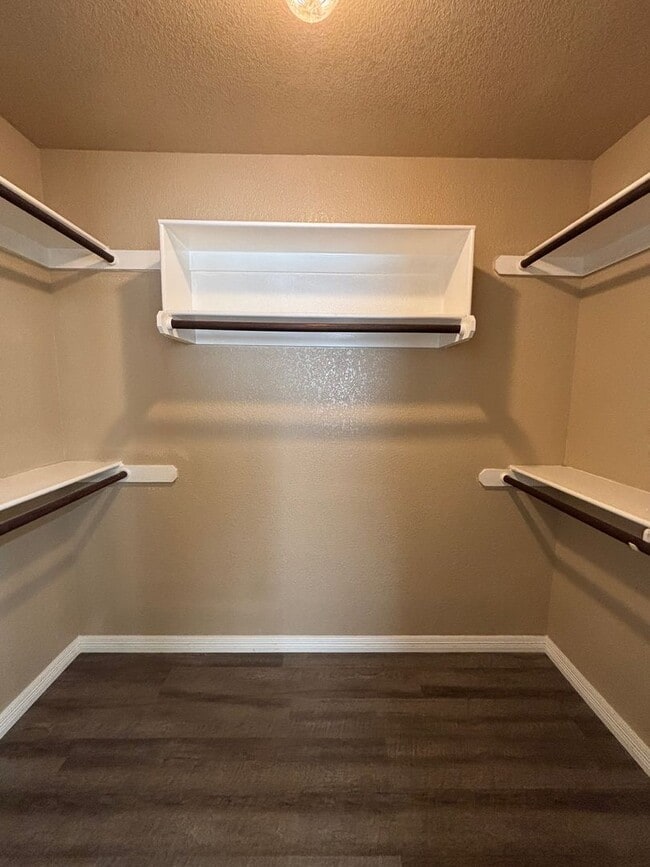 Building Photo - 525 Bretts Way