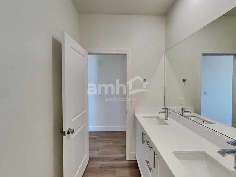 Building Photo - 494 Silverbell Fls Pl