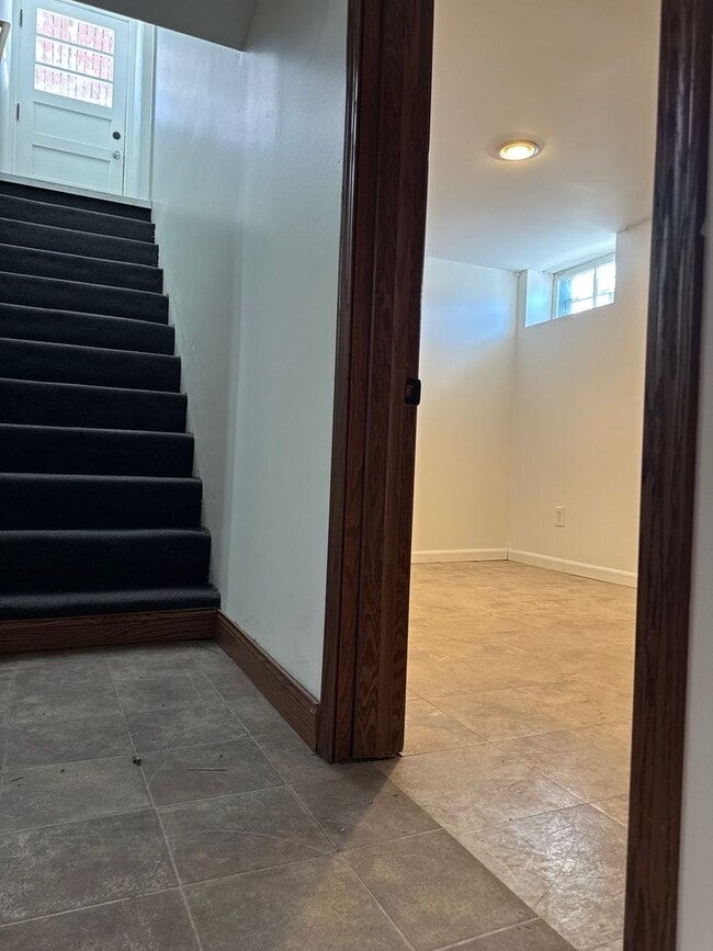 Building Photo - Single Family Home - GREAT Location - High End Finishes