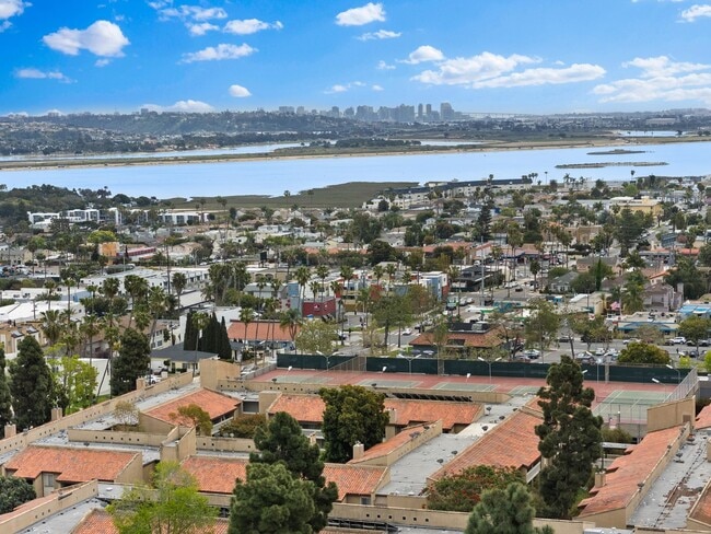 Building Photo - Beautiful 2BD/2BA Condo in Prime Pacific Beach Location! THIS UNIT IS UNFURNISHED