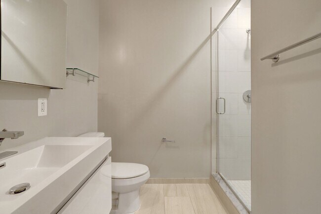 Building Photo - 1 bedroom 1 bathroom condo available immediately for rent