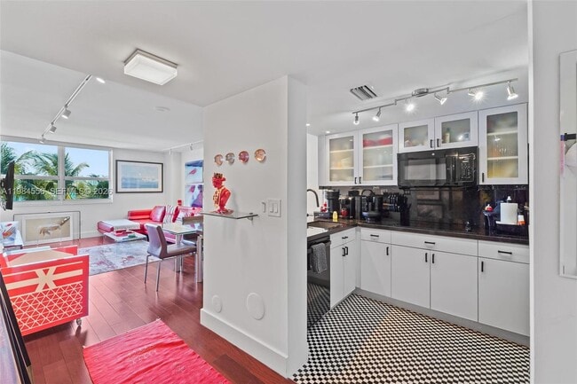 Building Photo - 650 West Ave