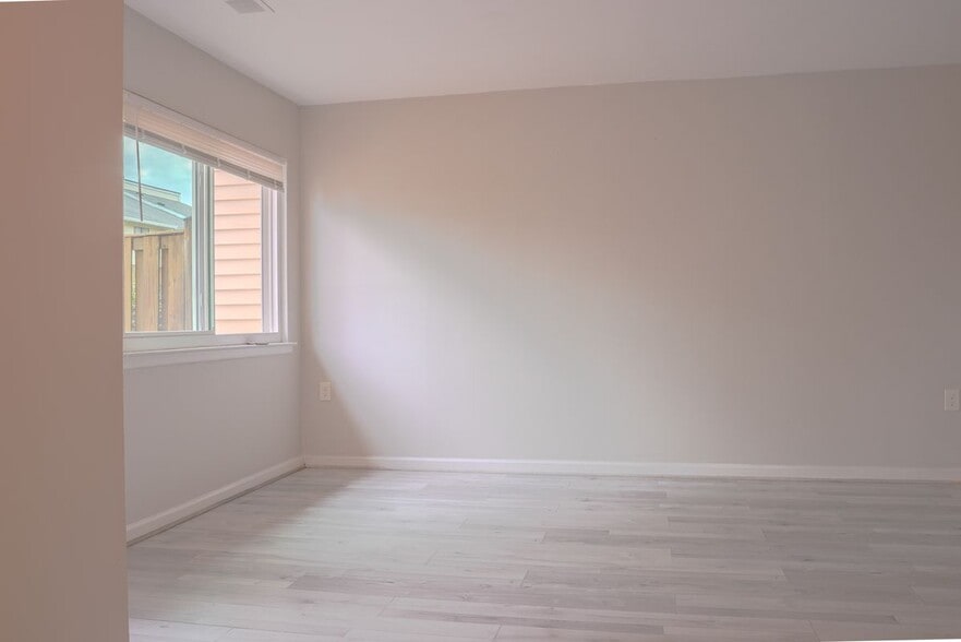 Building Photo - 8622 Village Square Dr