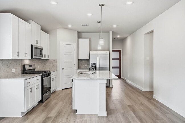 Building Photo - 18037 Martin Pines Dr