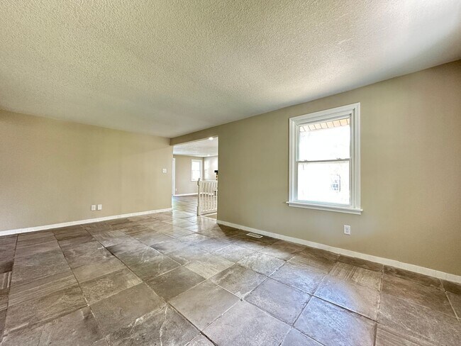 Building Photo - 3 Bedroom 1.5 Bathroom Finished Basement 2...