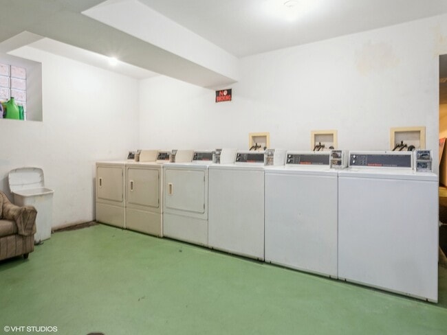 Building Photo - 4518 N Sheridan Rd