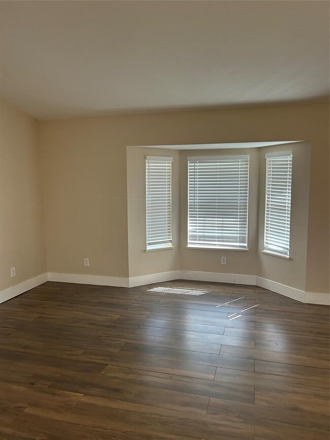 Building Photo - 214 Eldron Blvd NE